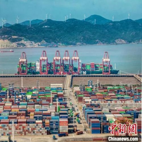 寧波舟山港作業(yè)場(chǎng)景。高雪峰 攝